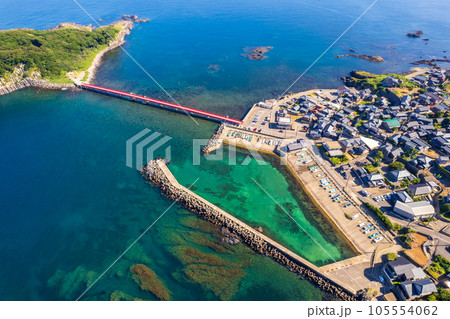 ドローン｜東尋坊の沖合に浮かぶ、神の島として崇められる雄島の空撮｜福井県坂井市 105554062
