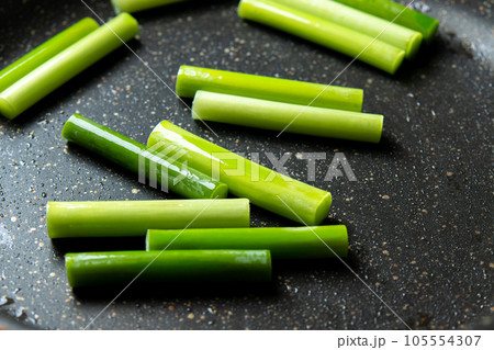 にんにくの芽をフライパンで炒める調理シーン。 105554307