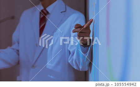 白衣の男性 105554942