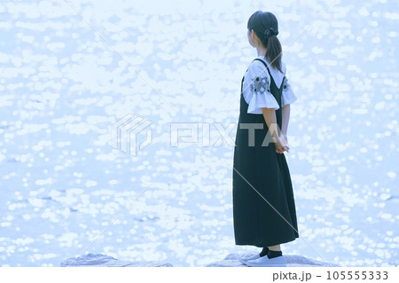 西広海岸を散歩する女性(和歌山県広川町) 西広海岸を散歩する女性(和歌山県広川町) 105555333