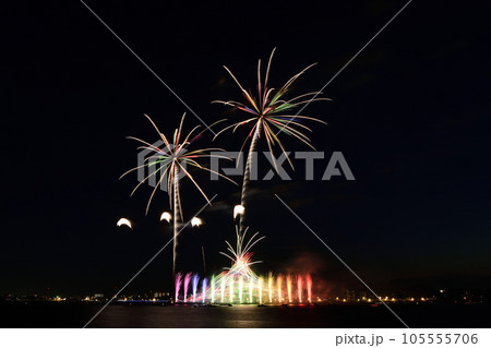 夏の夜空に咲く花火　＜桑名水郷花火大会＞ 105555706