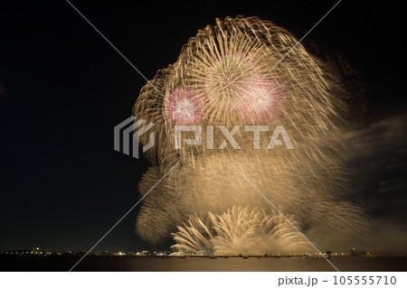 夏の夜空に咲く花火 <桑名水郷花火大会> 夏の夜空に咲く花火 <桑名水郷花火大会> 105555710