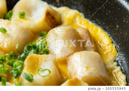 麩(焼き麩)を卵とじする調理シーン。 105555943