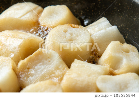 麩(焼き麩)を卵とじするため、だし汁の入ったフライパンで煮る調理シーン。 105555944