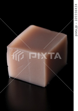 サイコロ状の水羊羹を黒背景で撮影 105556434