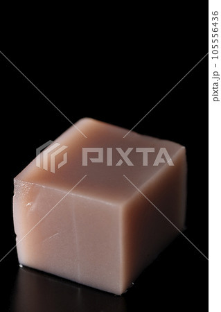 サイコロ状の水羊羹を黒背景で撮影 105556436