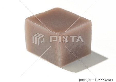 サイコロ状の水羊羹を白背景で撮影 105556484
