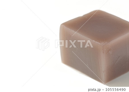 サイコロ状の水羊羹を白背景で撮影 105556490