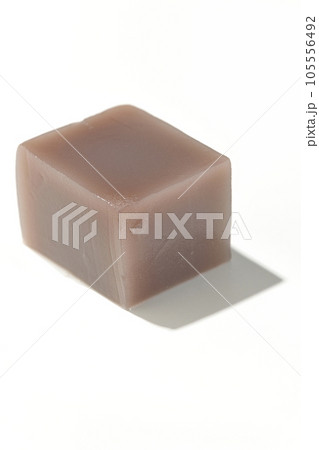 サイコロ状の水羊羹を白背景で撮影 105556492