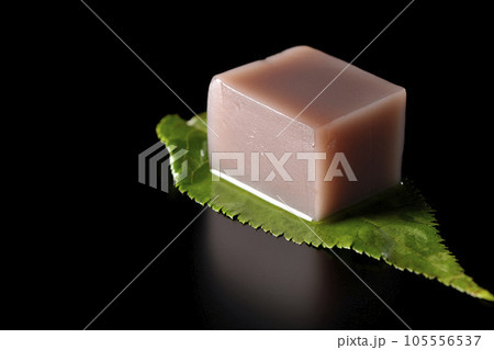 葉の上のサイコロ状の水羊羹を黒背景で撮影 105556537