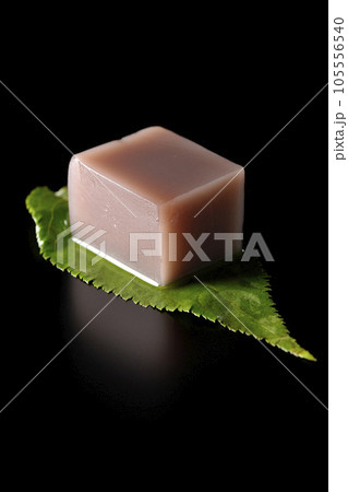 葉の上のサイコロ状の水羊羹を黒背景で撮影 105556540