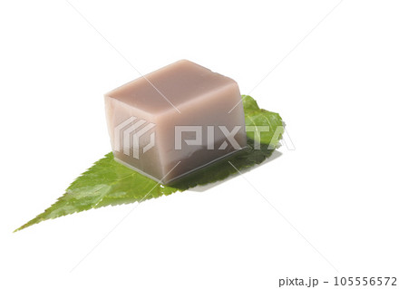 葉の上のサイコロ状の水羊羹を白背景で撮影 105556572