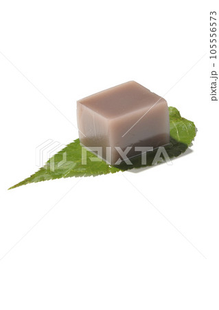 葉の上のサイコロ状の水羊羹を白背景で撮影 105556573