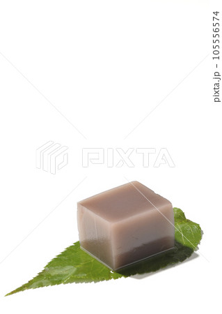 葉の上のサイコロ状の水羊羹を白背景で撮影 105556574