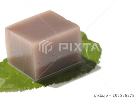 葉の上のサイコロ状の水羊羹を白背景で撮影 105556578