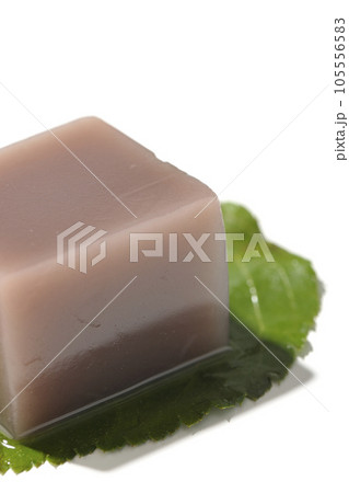 葉の上のサイコロ状の水羊羹を白背景で撮影 105556583
