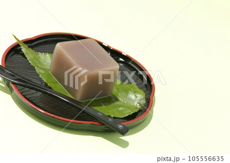 葉の上のサイコロ状の水羊羹 105556635