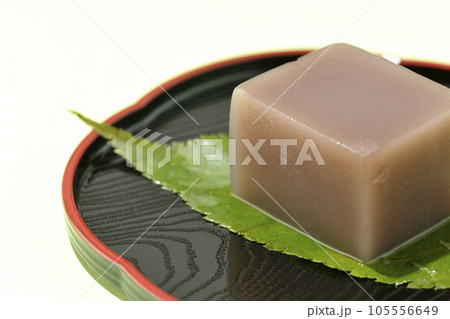 葉の上のサイコロ状の水羊羹 105556649