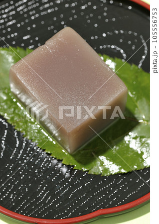 葉の上のサイコロ状の水羊羹を俯瞰で撮影 105556753