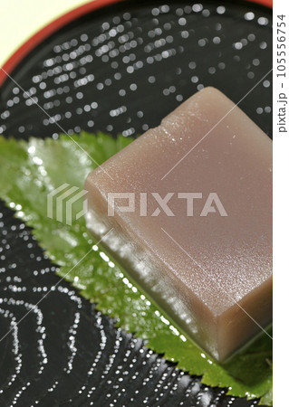 葉の上のサイコロ状の水羊羹を俯瞰で撮影 105556754