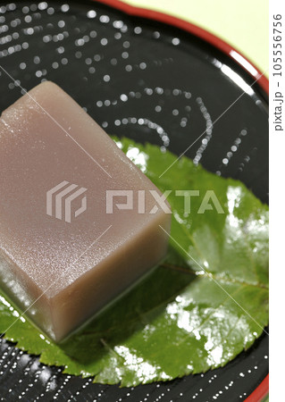 葉の上のサイコロ状の水羊羹を俯瞰で撮影 105556756