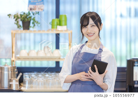カフェ店員　撮影協力：Creadisce（丸善雄松堂株式会社） 105556977