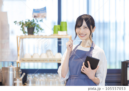 カフェ店員　撮影協力：Creadisce（丸善雄松堂株式会社） 105557053