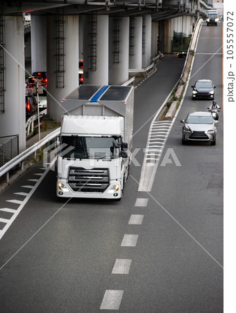 側道から合流する大型トラック 側道から合流する大型トラック 105557072