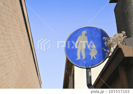 Round sign depicting an elderly man holding a small child by the hand Round sign depicting an elderly man holding a small child by the hand 105557103