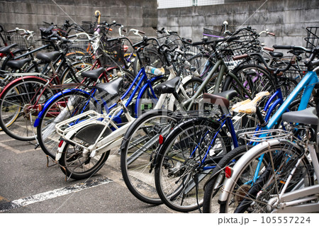 駐輪場の自転車 105557224
