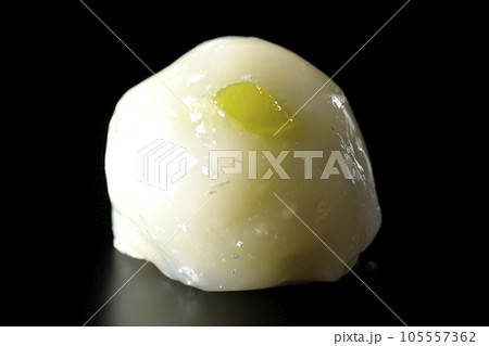 和菓子、茶請け菓子、まんじゅう、黒背景 和菓子、茶請け菓子、まんじゅう、黒背景 105557362