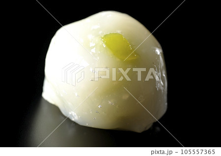 和菓子、茶請け菓子、まんじゅう、黒背景 105557365
