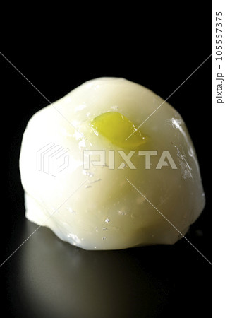 和菓子、茶請け菓子、まんじゅう、黒背景 和菓子、茶請け菓子、まんじゅう、黒背景 105557375