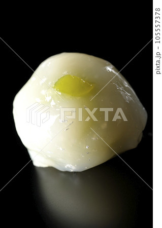 和菓子、茶請け菓子、まんじゅう、黒背景 和菓子、茶請け菓子、まんじゅう、黒背景 105557378