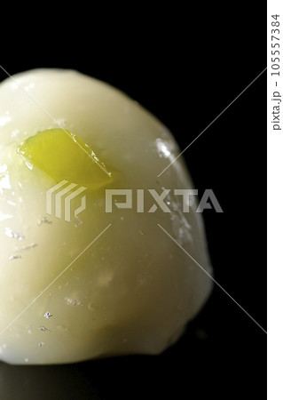 和菓子、茶請け菓子、まんじゅう、黒背景 105557384