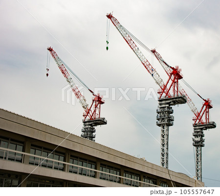 曇り空と建築現場のタワークレーン 曇り空と建築現場のタワークレーン 105557647