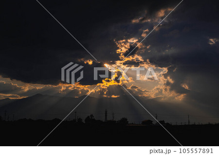 夏の夕方の怪しげな空　松本市 105557891