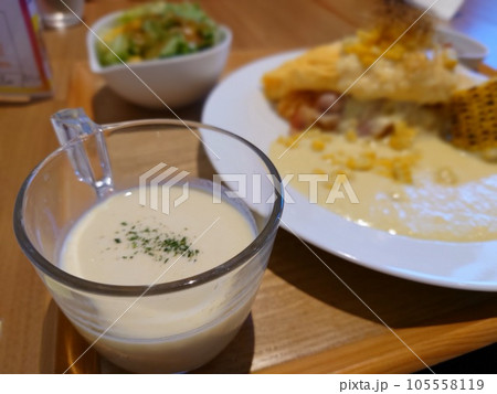 冷たいコーンスープのついたランチ 冷たいコーンスープのついたランチ 105558119