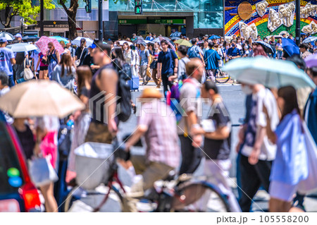 日本の東京都市景観 衝撃！・そこどけ…人混みに割り込む狂気の自転車…接触しても平気で走りさる…＝渋谷 105558200