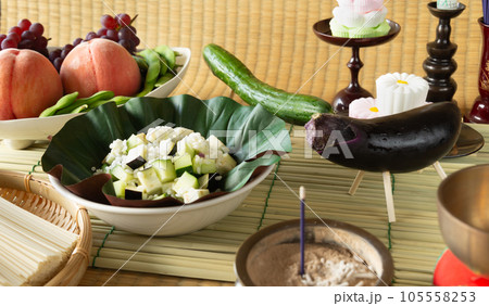 精霊棚　盆棚　お飾り　精霊馬と精霊牛　先祖供養　キュウリで作った精霊馬　ナスで作った精霊牛　水の子 105558253