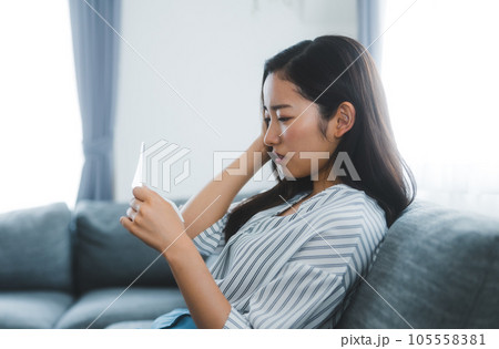 何かの紙を持つ女性 悲しい 何かの紙を持つ女性 悲しい 105558381