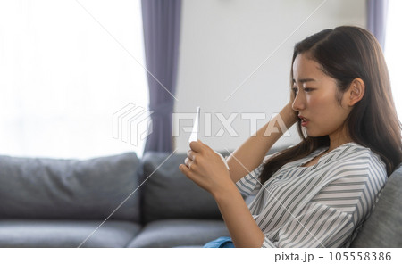 何かの紙を持つ女性　悲しい 105558386