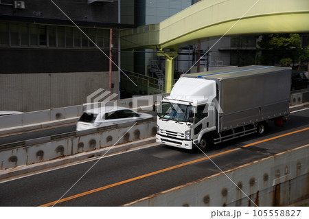 阪神高速道路を走行する貨物車 105558827