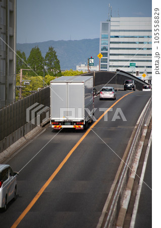 阪神高速を走行するトラック 阪神高速を走行するトラック 105558829