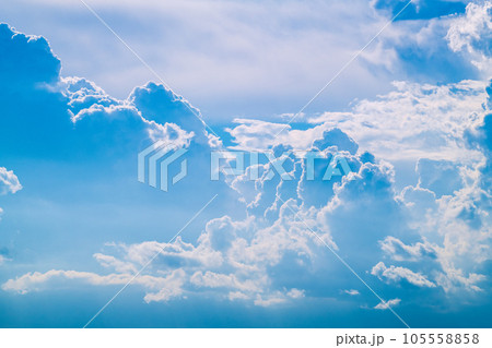 日本の横浜都市景観 8月・夏空。猛烈な暑さが続く日本列島…巨大な雲が首都圏を覆い尽くす 105558858