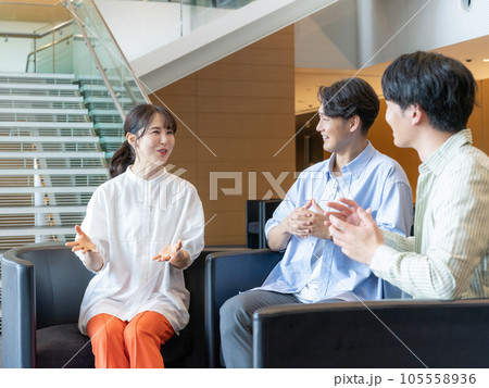 グループワーク セミナー 会話する若い男女 グループワーク セミナー 会話する若い男女 105558936