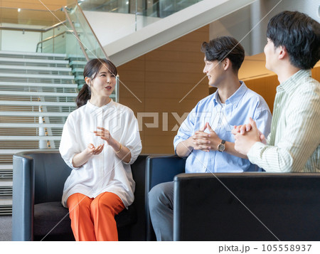 グループワーク　セミナー　会話する若い男女 105558937