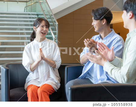 グループワーク セミナー 手を叩いて会話する若い男女 グループワーク セミナー 手を叩いて会話する若い男女 105558938