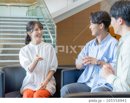 グループワーク　セミナー　会話する若い男女 105558941