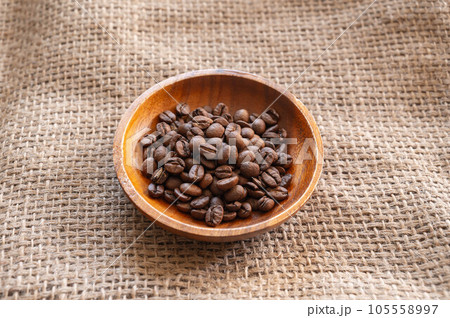 木の器に入ったコーヒー豆 木の器に入ったコーヒー豆 105558997